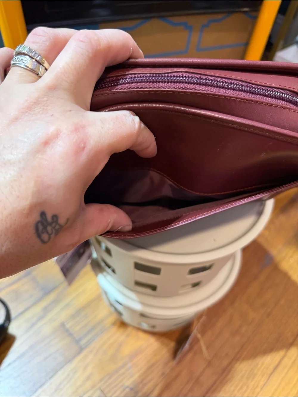 Must de Cartier Paris Burgundy Leather Cosmetics Bag Vintage Zip Travel Pouch - Picture 5 of 9